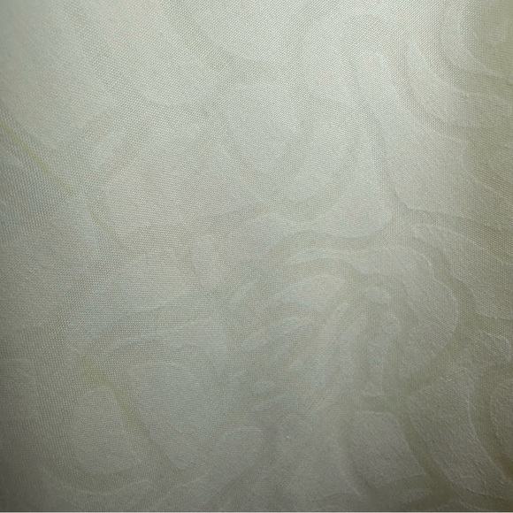 Old Navy Y2K 2000s Butter Yellow Skirt. Size: 10.
Low waisted. Knee Length. - Picture 2 of 6